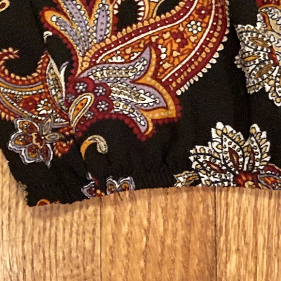 Beautiful Black and Red Print Top Size Medium - Picture 9 of 10